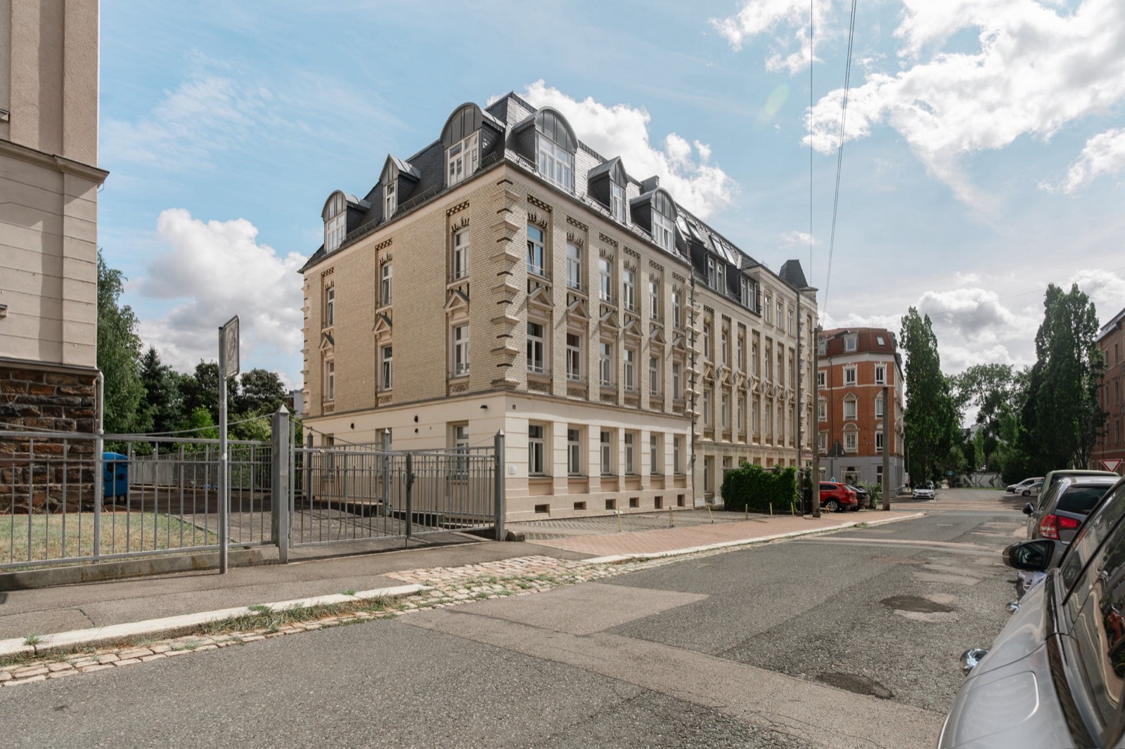 Saniertes Eckhaus an der Straßenecke
