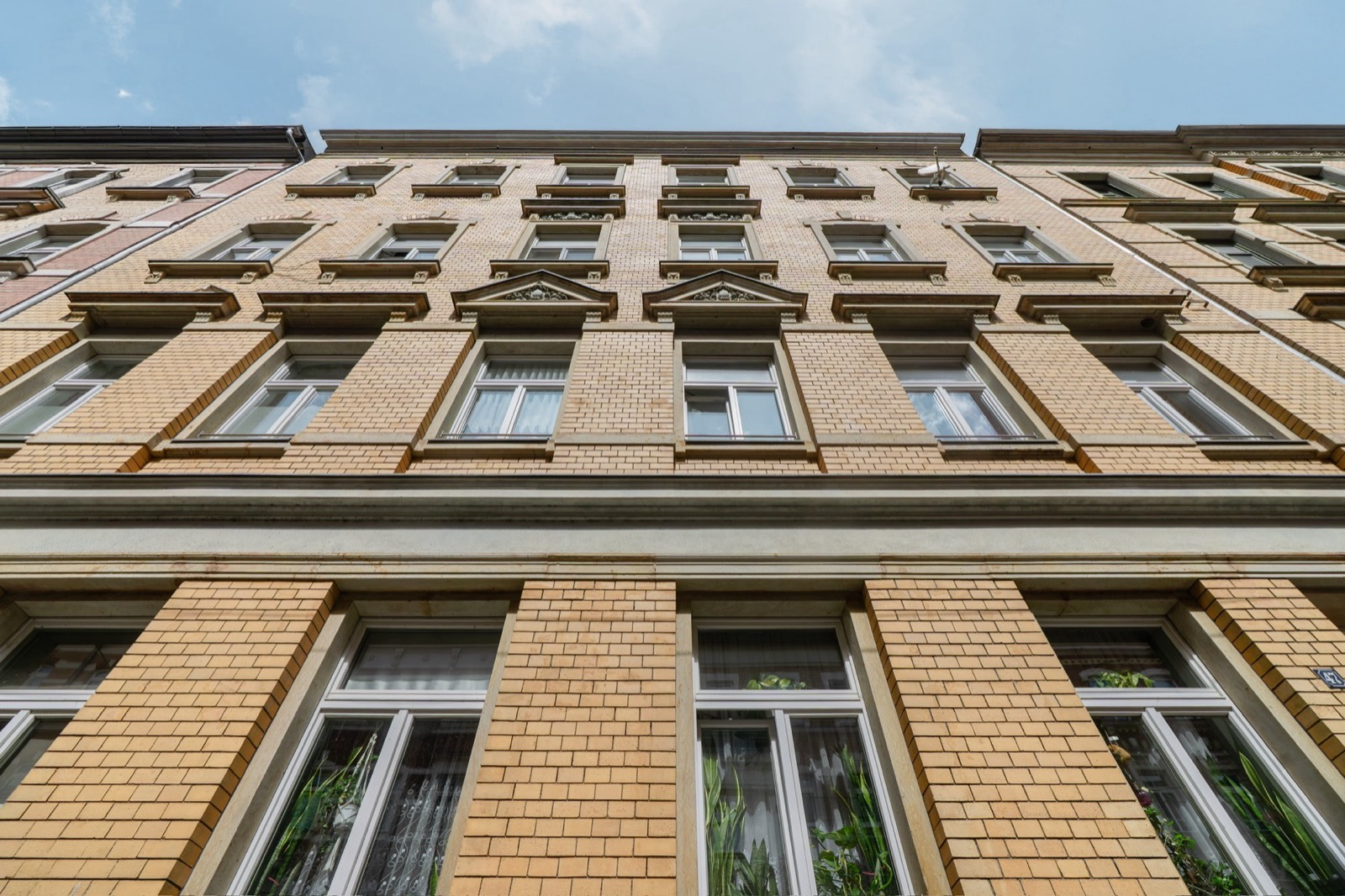Klinkerfassade eines Gründerzeithauses von unten