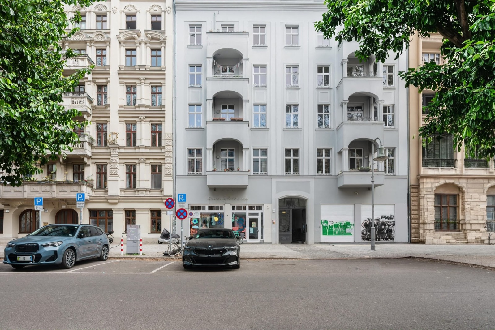 Straßenzeile mit saniertem Vorderhaus